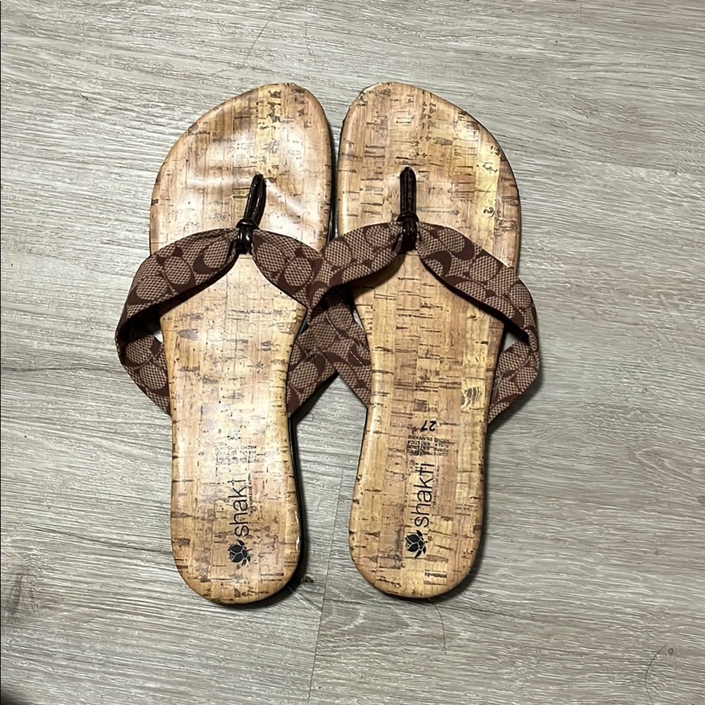Brown Sandals with Cork-Like Texture and Y-Shape Straps